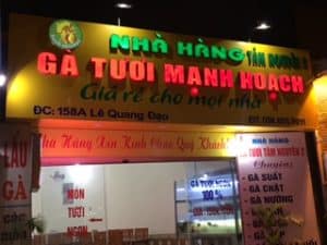 Chuyên gắn chữ lên cỏ nhựa tại Hà Nội 1 biển mica sáng đen