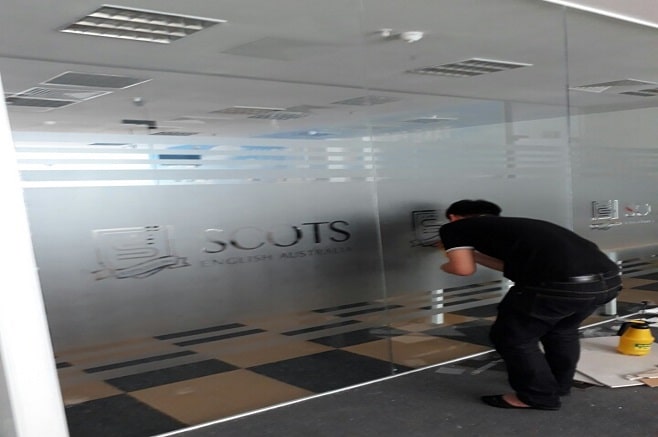 Thi Công Decal dán kính mờ Tại Hoàn Kiếm, Hà Nội 11 Dan kinh mo van phong 3