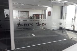 Thi Công Decal Dán Kính Mờ Văn Phòng Tại Long Biên, Hà Nội 8 dán dcal cát mờ