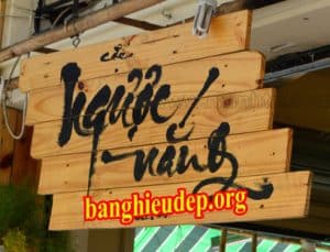 Bảng hiệu gỗ thông