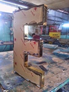 Biển quảng cáo chữ nổi mica-đồng-inox