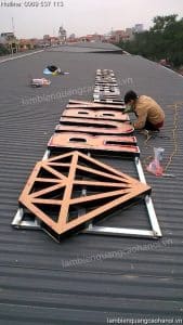 Làm bảng hiệu hộp đèn tại Hà Nội giá rẻ 16 thi- công chữ-nổi -inox