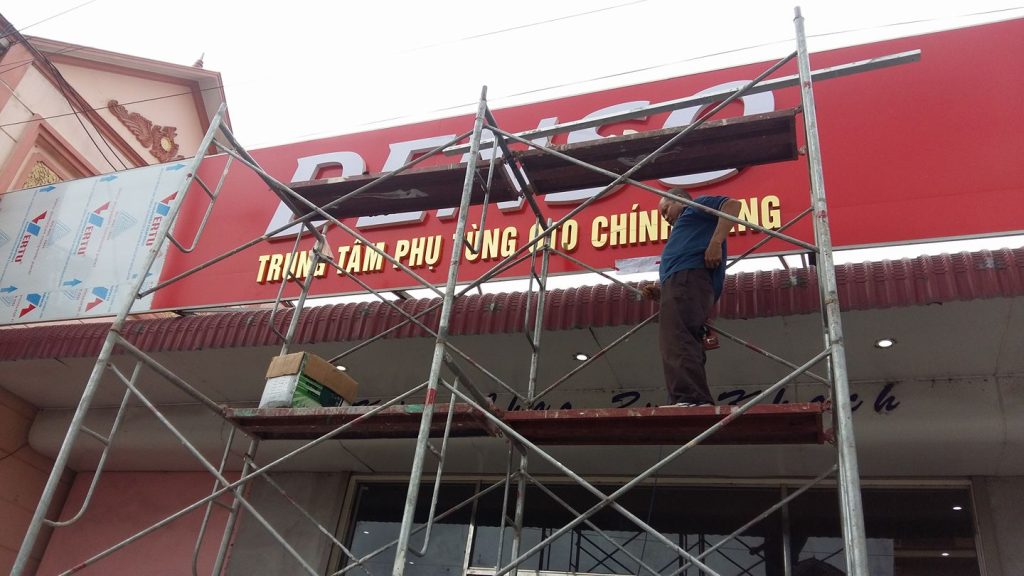 Làm biển quảng cáo trên nóc toà nhà 24 bien alu chu vang guong min 1