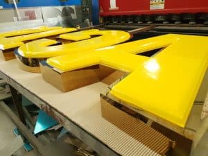 Biển Quảng Cáo Chữ Nổi 1 chữ inox long viền mica hút nôi