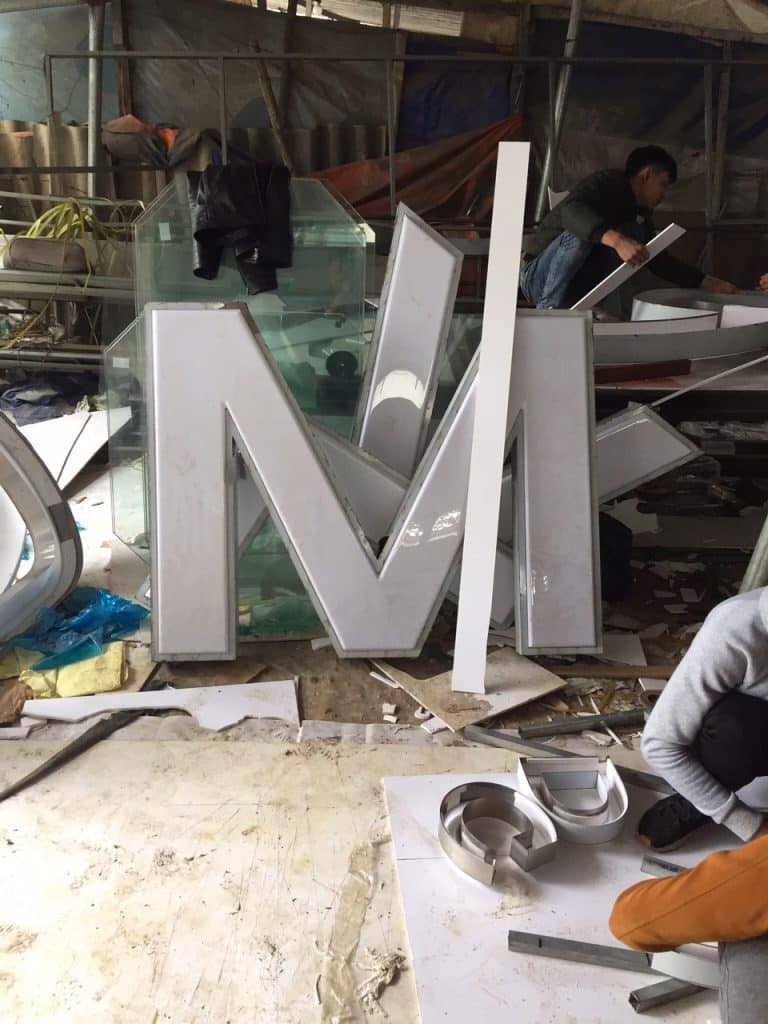 Làm biển chữ nổi mica, inox, đồng, alu