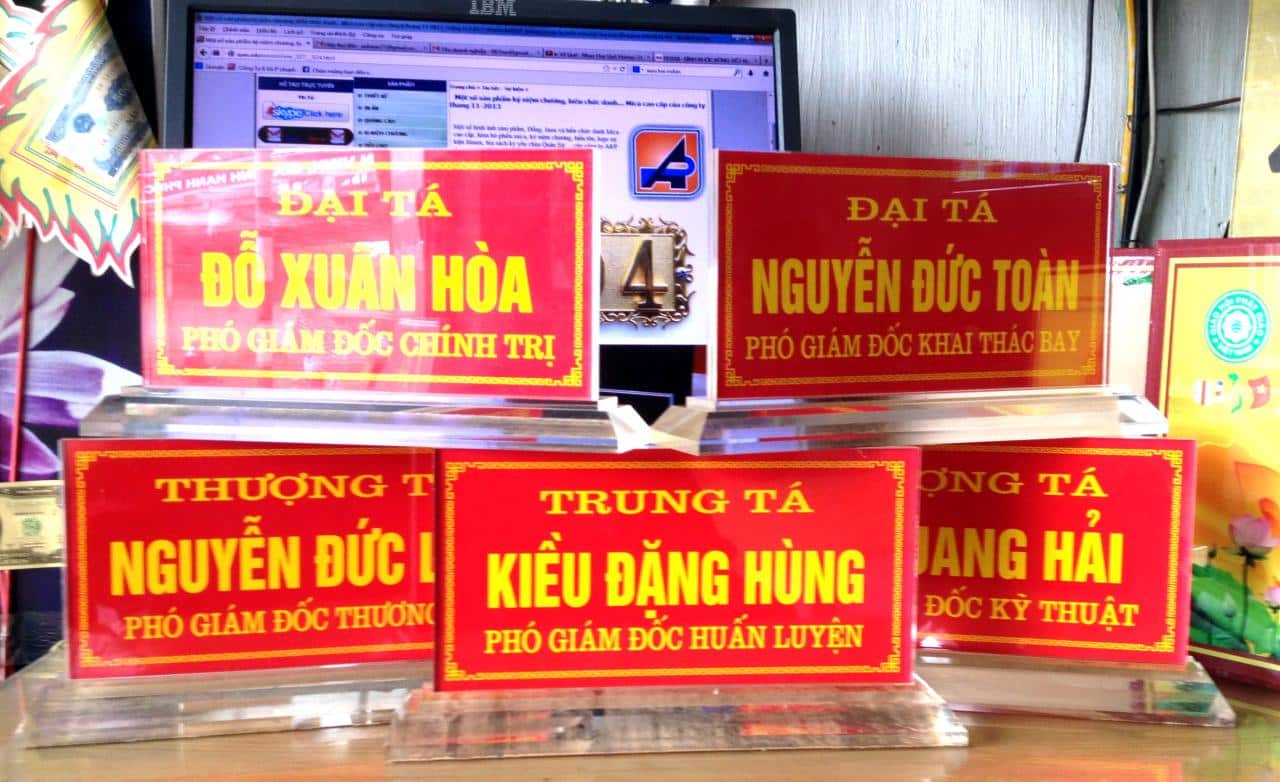 Làm Biển Công Ty Chất Liệu Mica - Inox - Đông