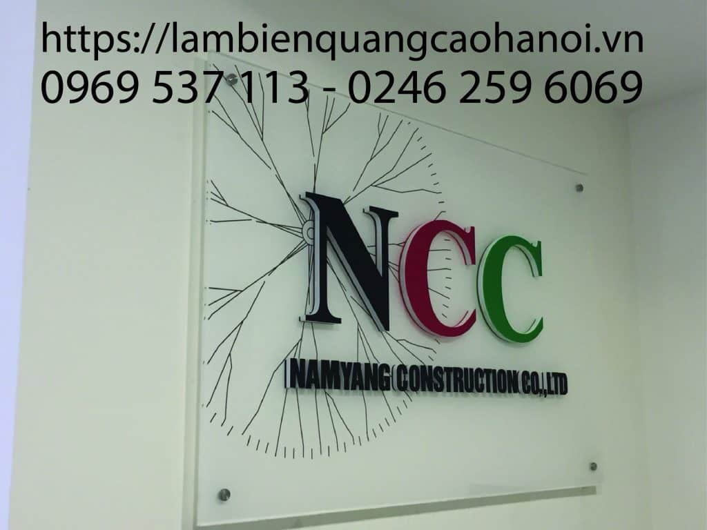 Làm bảng hiệu công ty bằng Mica chuyên nghiệp 7 biển mica bắt ốc chân kính