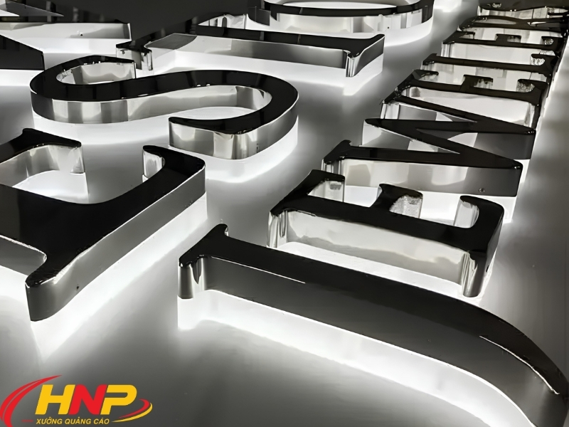 backdrop logo inox trắng