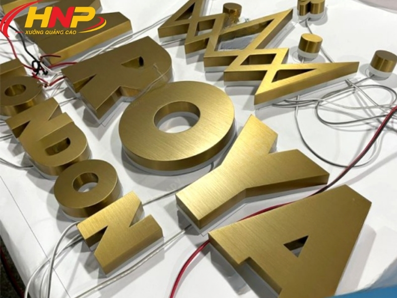 Backdrop Logo Inox Vàng Đẹp, Tinh Tế Và Nổi Bật Cho Văn Phòng Hiện Đại 9 backdrop logo inox vàng