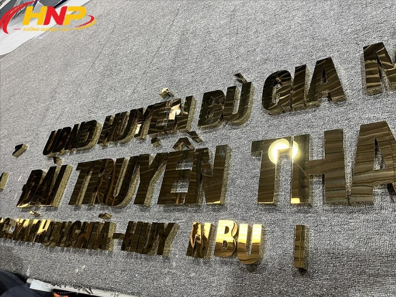 backdrop chữ inox gương