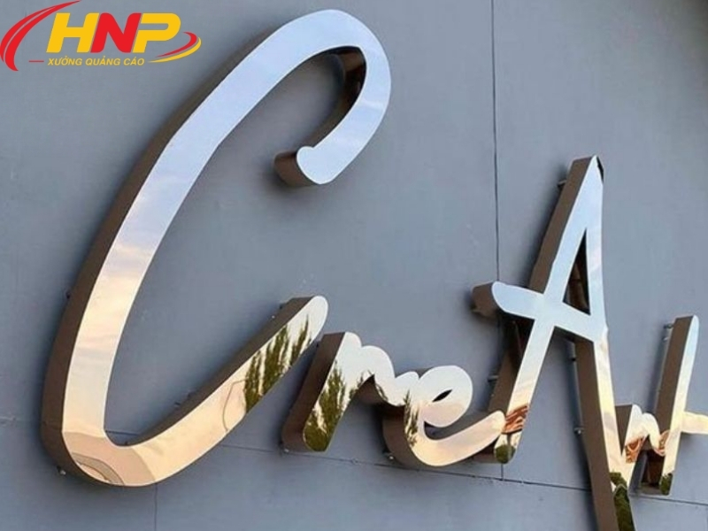 Backdrop Chữ Inox Gương Sang Trọng, Sắc Nét Cho Văn Phòng Và Quầy Lễ Tân 13 backdrop chữ inox gương