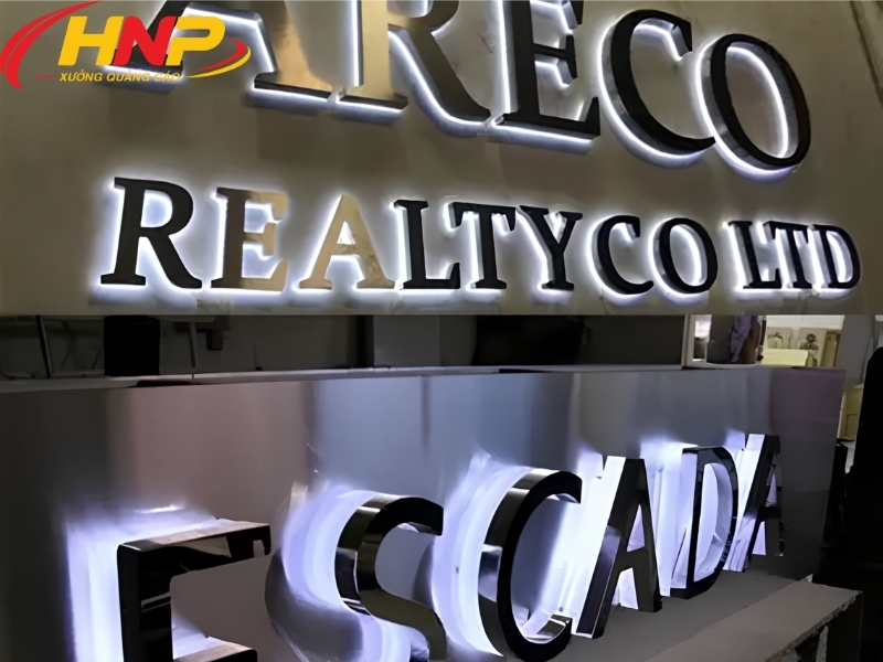 Backdrop Logo Inox Trắng Thanh Lịch, Sắc Nét Cho Lễ Tân Và Văn Phòng 11 backdrop logo inox trắng