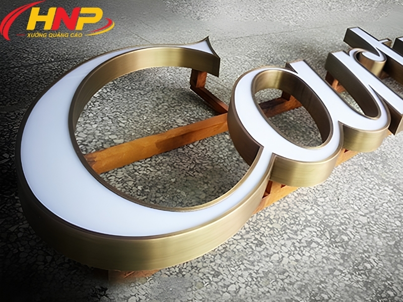 backdrop logo inox trắng