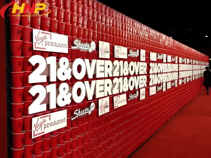 7 Cách Thiết Kế Backdrop Nhận Diện Thương Hiệu Đẹp Và Đồng Bộ 8 Backdrop Nhận Diện Thương Hiệu
