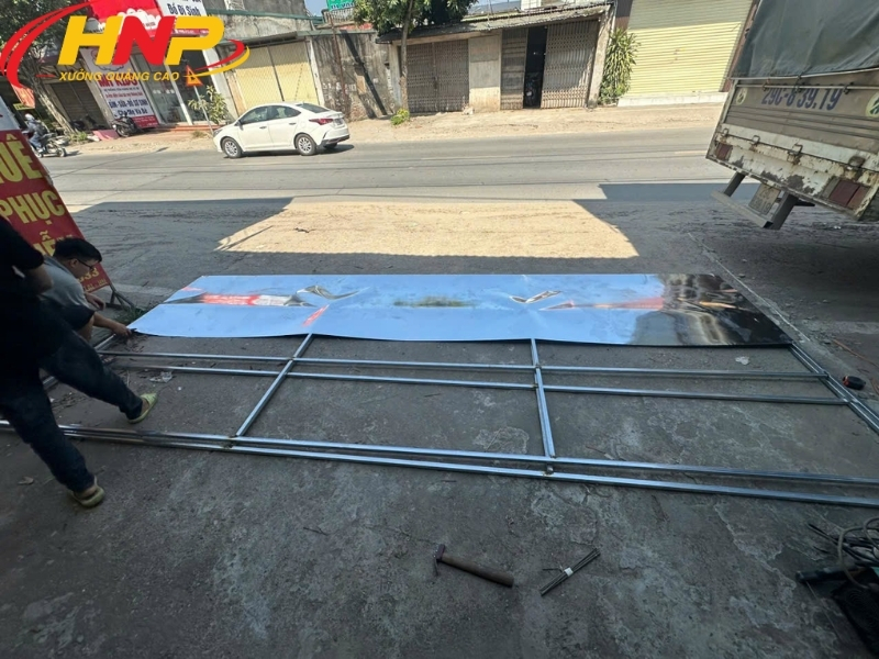  Thi Công Biển Hiệu Cửa Hàng - Biển Bạt Lót Tôn